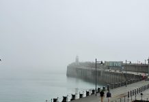 英国东南部福克斯通雾中行